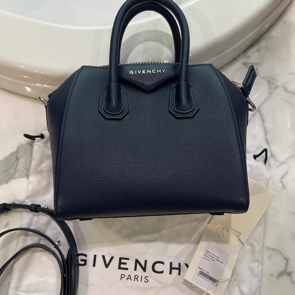 💗 Givenchy Mini Antigona in Navy Sugar Goatskin – Like New👜 - Picture 1 of 10